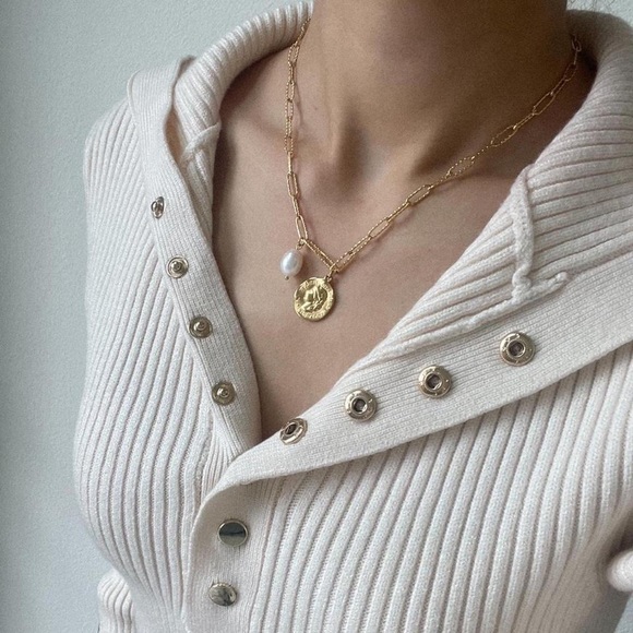 ✨CLOSING SALE✨ Retro Inspired Gold Elizabeth Coin Pearl Necklace - Picture 7 of 8